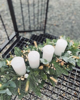 Krásný první advent přejeme! #christmaswreath #advent #wintertime #adventnivenec #venec #christmasdecor