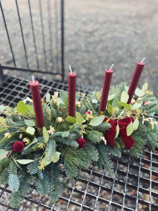 Třetí adventní neděle. 10 dní do Vánoc ✨ Radost. #wreath #beewaxcandle #beewax